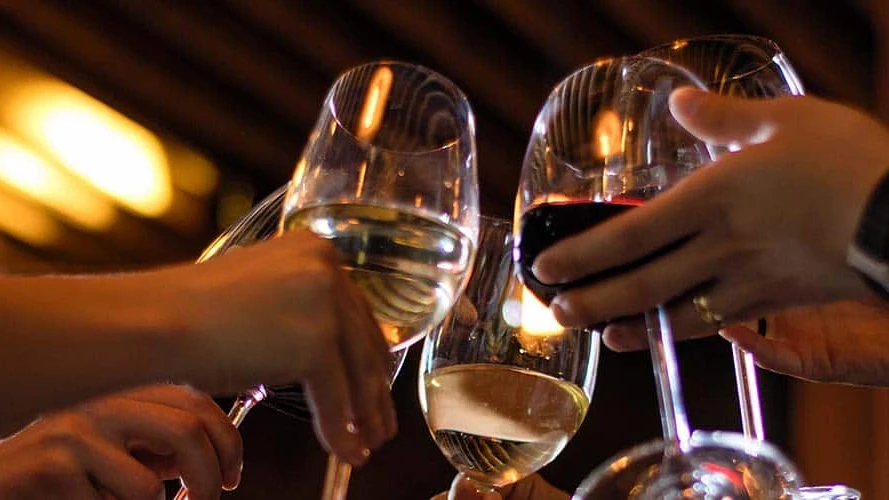 people-clinking-wine-glasses_accidentcar