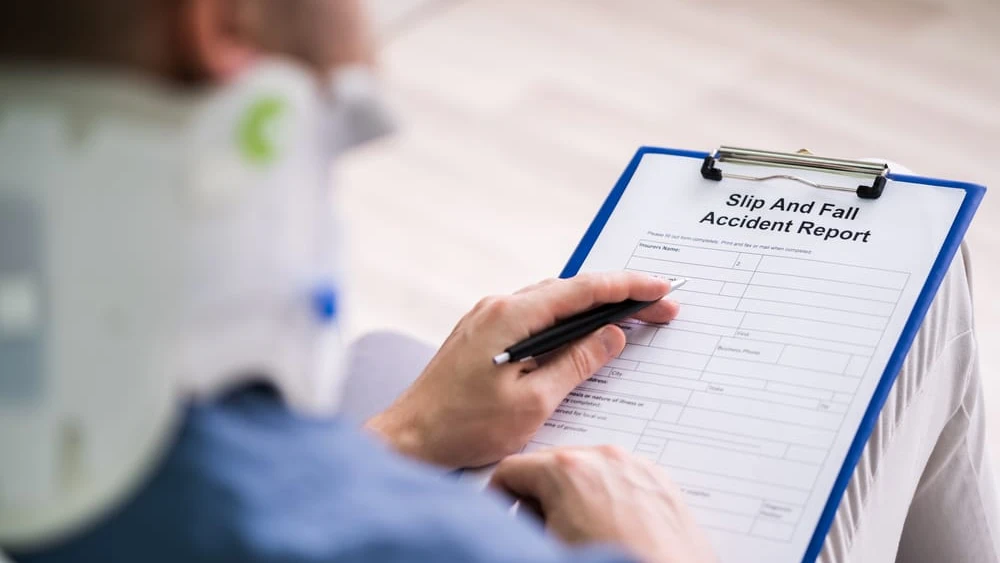 Close-up,Of,A,Businessperson,With,Broken,Arm,Filling,Health,Insurance