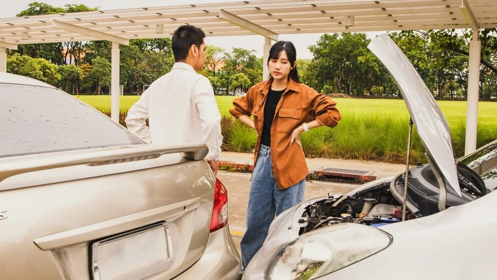 Angry,Woman,Quarrels,With,Man,Who,Drives,Car,In,Front